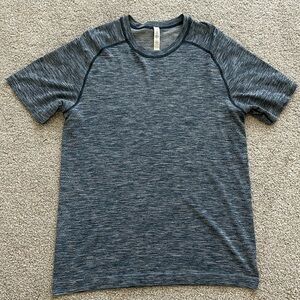 Lululemon Metal Tech Vent Short Sleeve Shirt Mens Size M Heathered Blue